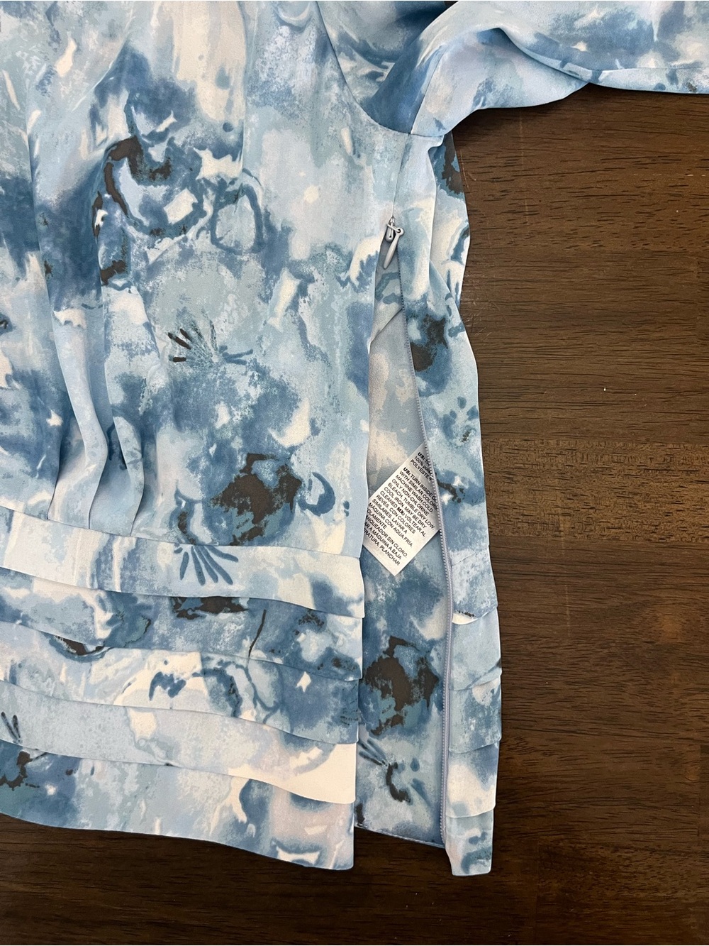 White House Black Market Blue and White Floral V-Neck Long-Sleeve Blouse Sz 8 - Picture 12 of 13